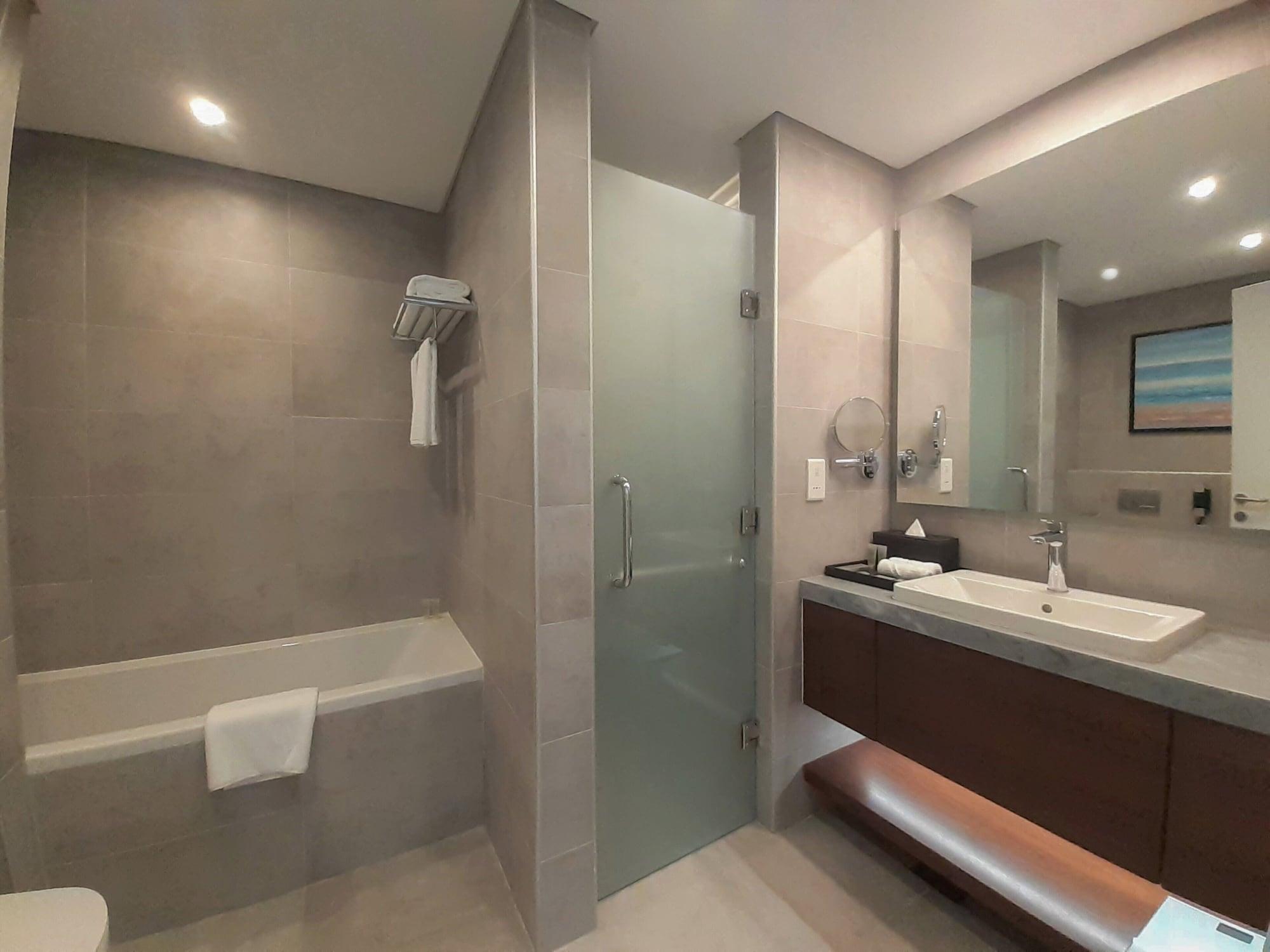 Somerset West Bay Doha Exterior foto Bathroom