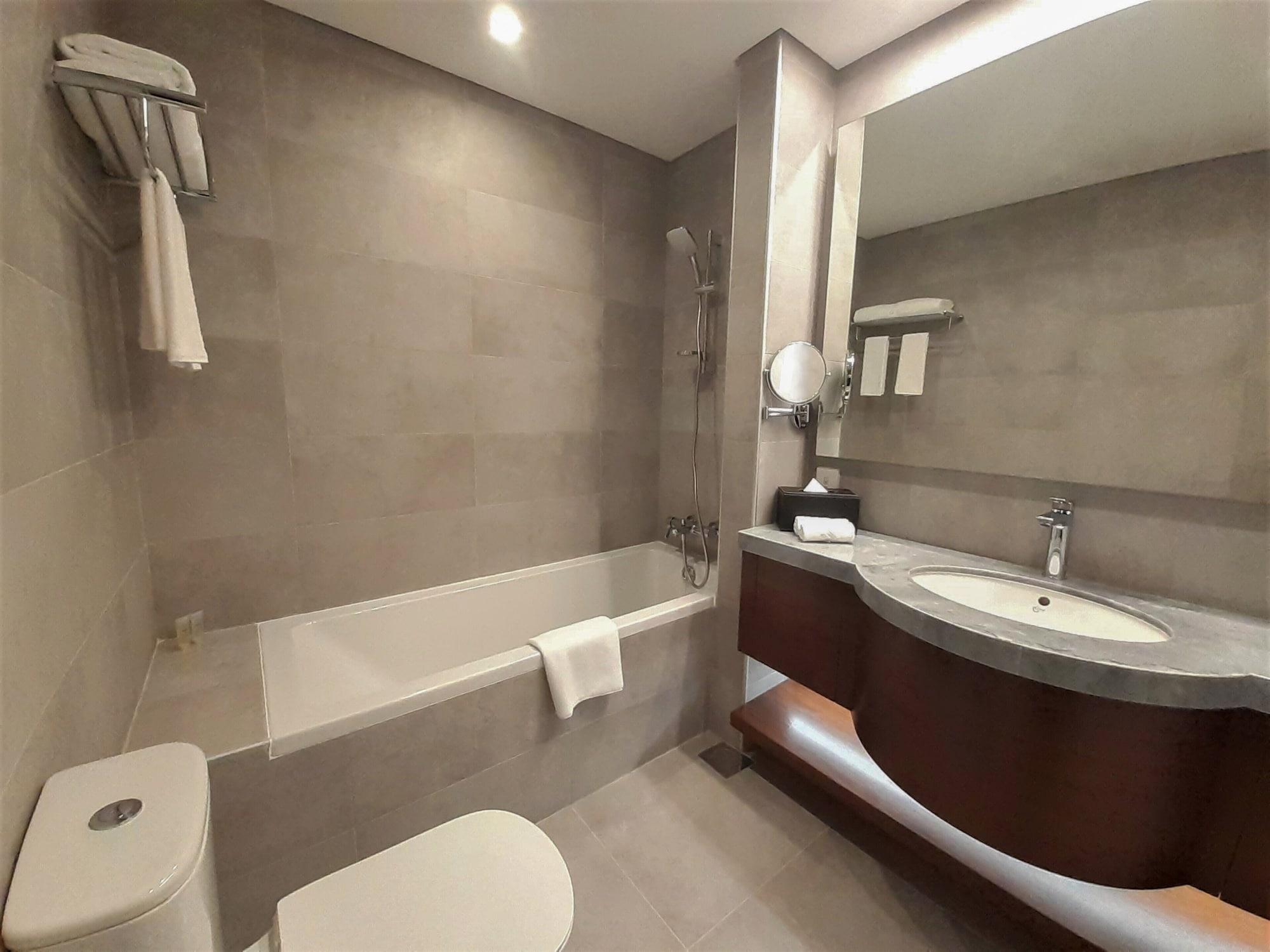 Somerset West Bay Doha Exterior foto Bathroom of a hotel room