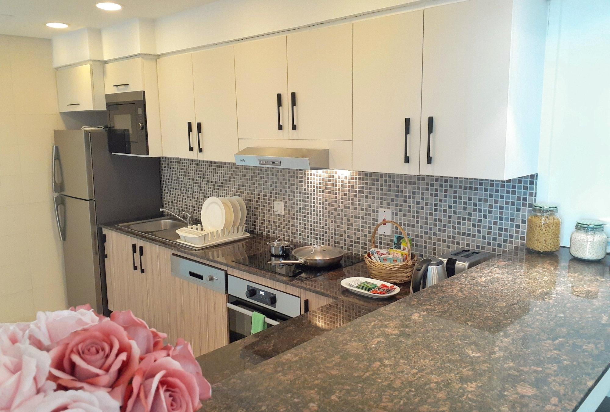 Somerset West Bay Doha Exterior foto A kitchen in a condominium