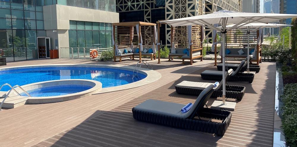 Somerset West Bay Doha Exterior foto The pool at the hotel