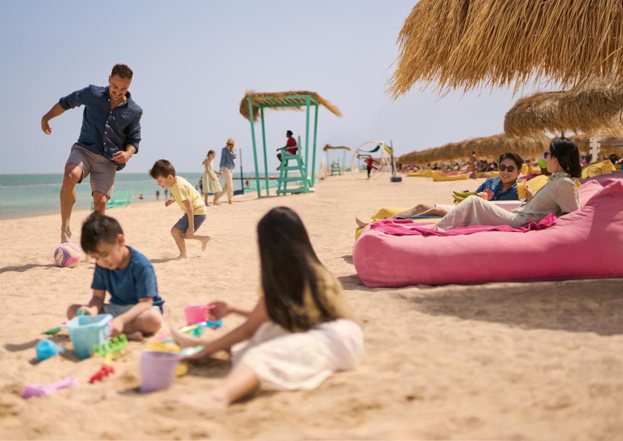 Somerset West Bay Doha Exterior foto Families at the beach