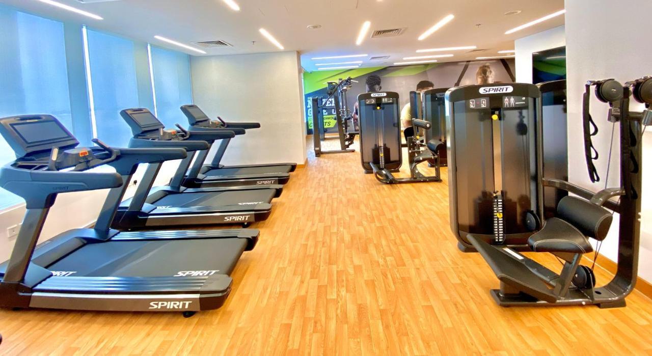 Somerset West Bay Doha Exterior foto The gym at the hotel