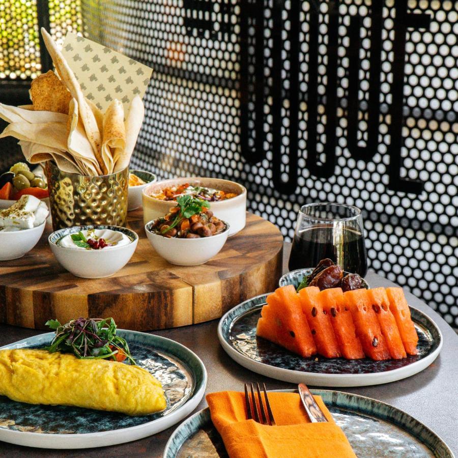 Somerset West Bay Doha Exterior foto A selection of dishes at the restaurant