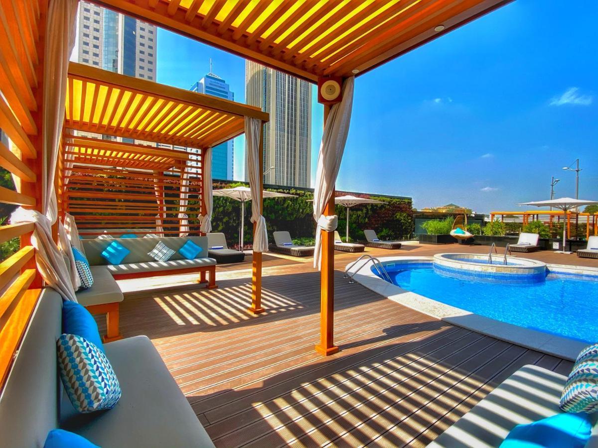 Somerset West Bay Doha Exterior foto The swimming pool at the hotel