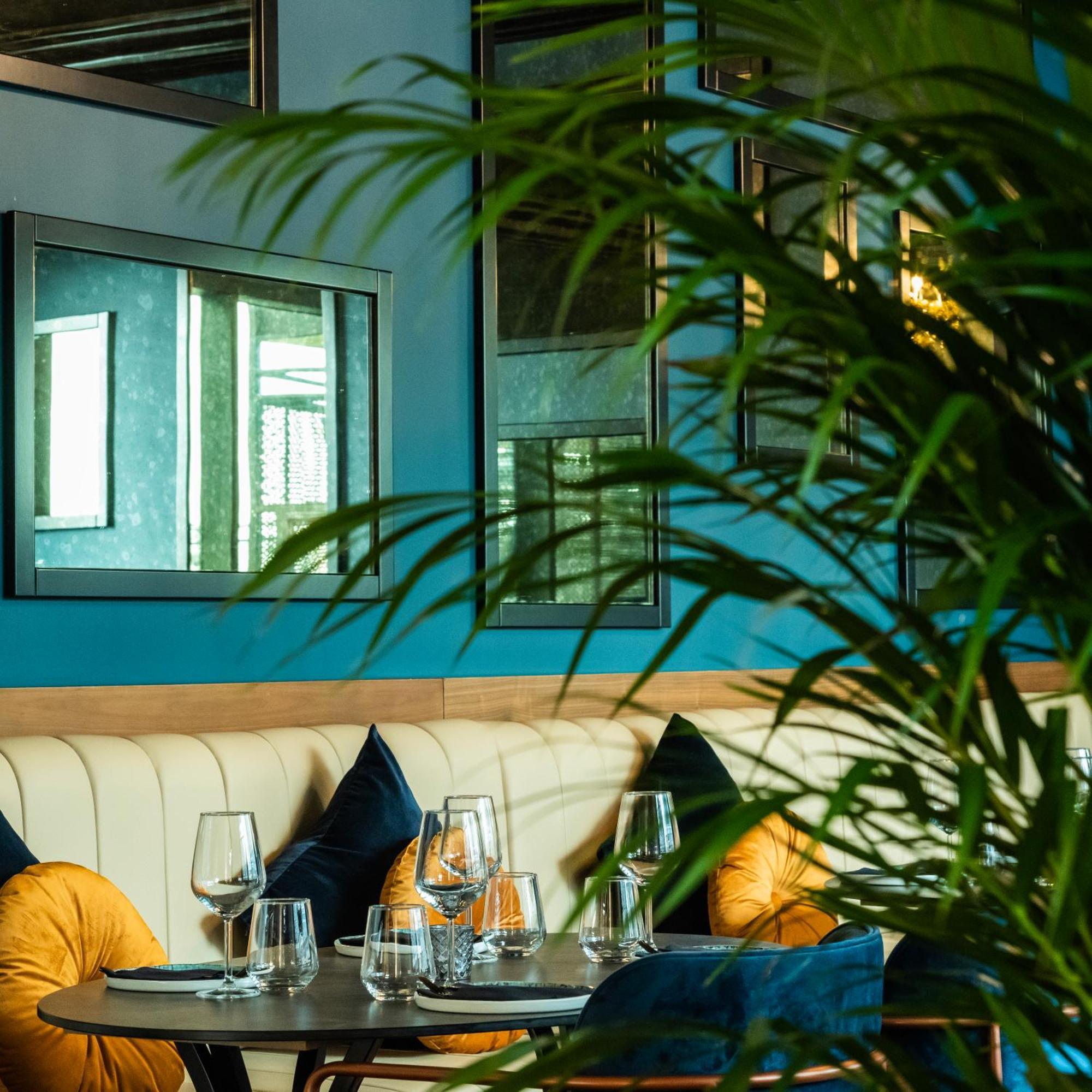 Somerset West Bay Doha Exterior foto Restaurant