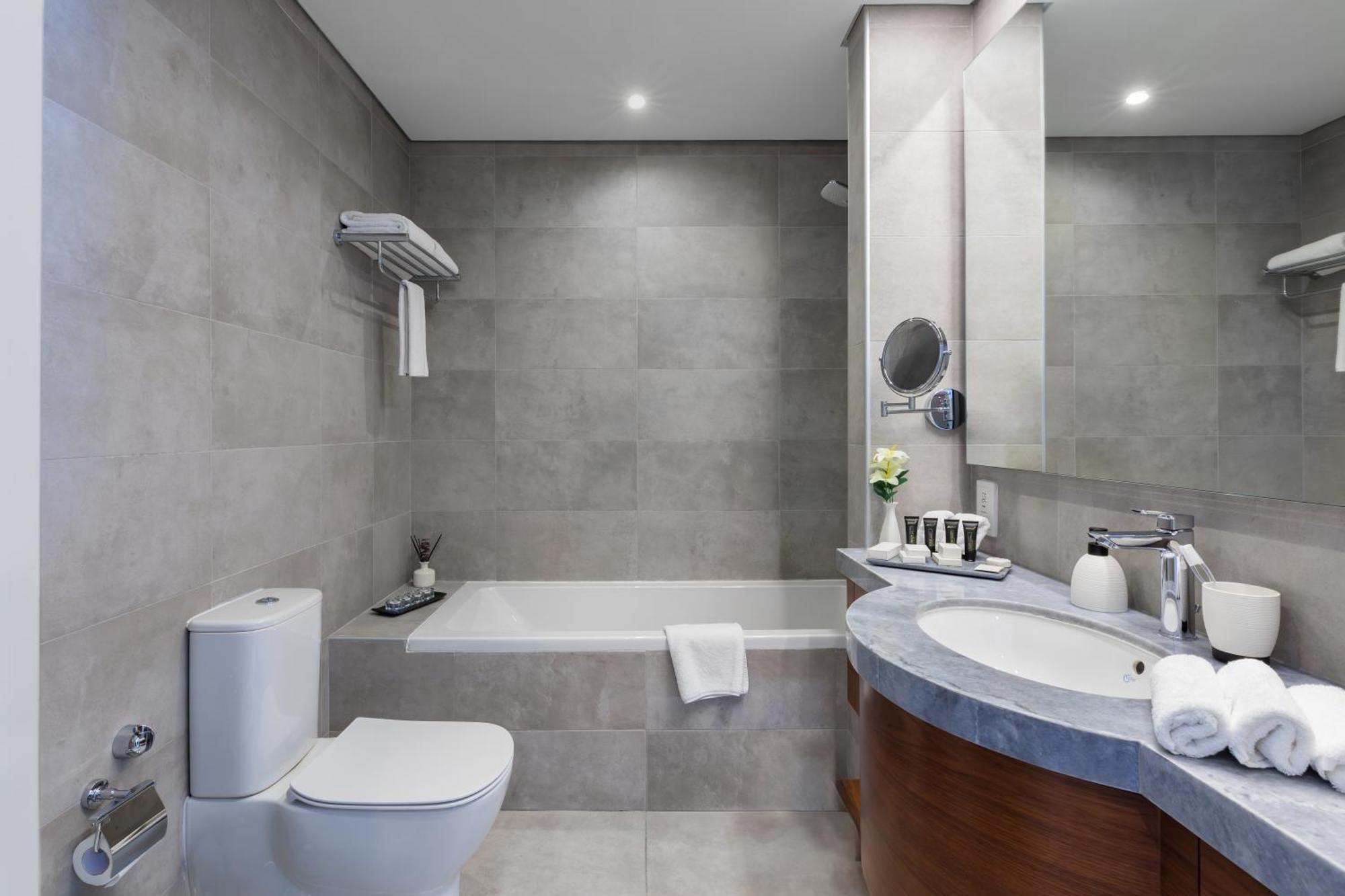 Somerset West Bay Doha Exterior foto Bathroom