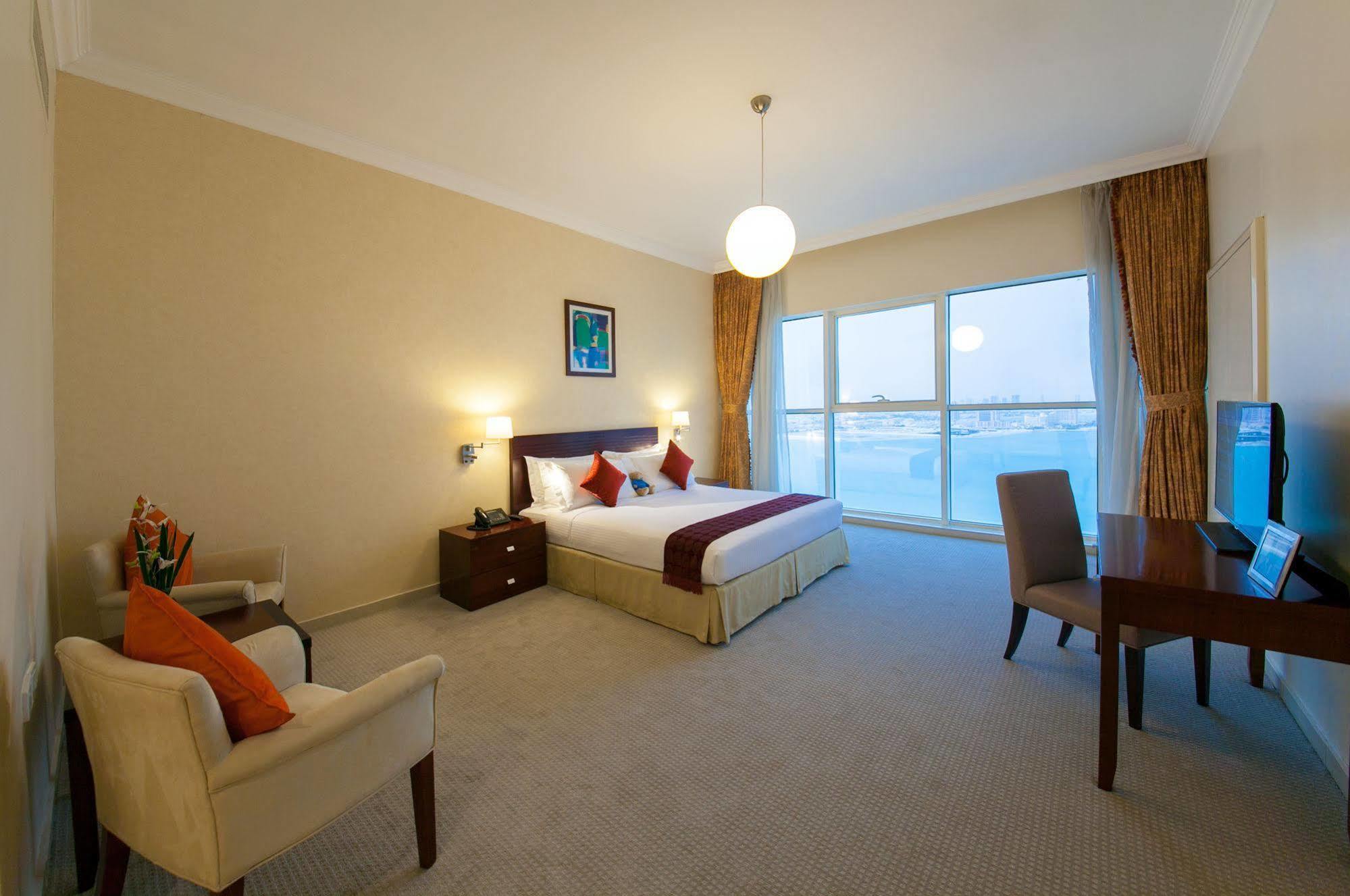 Somerset West Bay Doha Exterior foto A room at the hotel