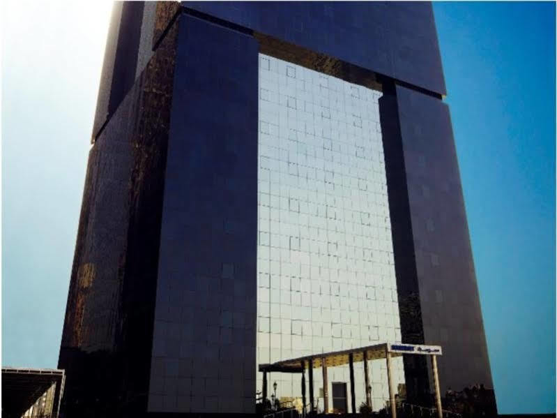 Somerset West Bay Doha Exterior foto The 100-metre-high (330 ft) mirror at the Teide Observatory