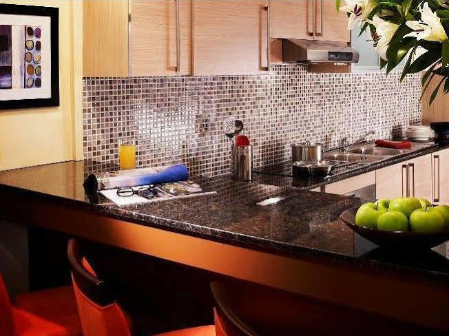 Somerset West Bay Doha Exterior foto A kitchen with granite countertops